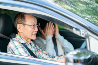 高齢ドライバーと免許返納のイメージ